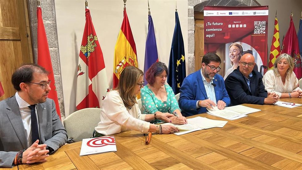 Un momento de la firma del contrato.