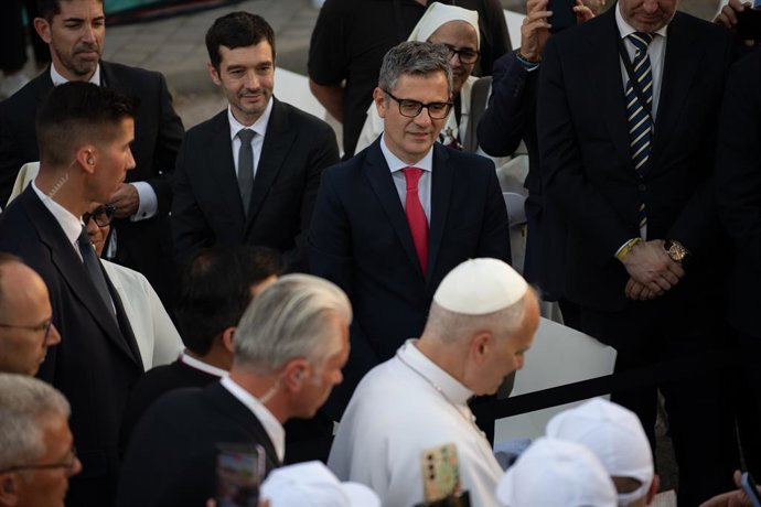 El Papa León XIV, el ministro de la Presidencia, Justicia y Relaciones con las Cortes, Félix Bolaños, y el ministro de Derechos Sociales, Consumo y Agenda 2030, Pablo Bustinduy, durante una visita a los operadores y asistidos del proyecto social CEDIA 24 