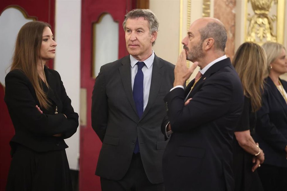 (I-D) La portavoz del PP en el Congreso, Ester Muñoz; el presidente del Pp, Alberto Núñez Feijóo, y el presidente del Senado Pedro Rollán, durante la visita del Papa León XIV al Congreso de los Diputados, a 8 de junio de 2026, en Madrid (España).