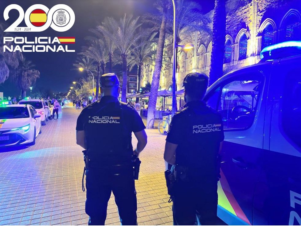 Dos agentes de la Policía Nacional en las inmediaciones de una discoteca en Playa de Palma.