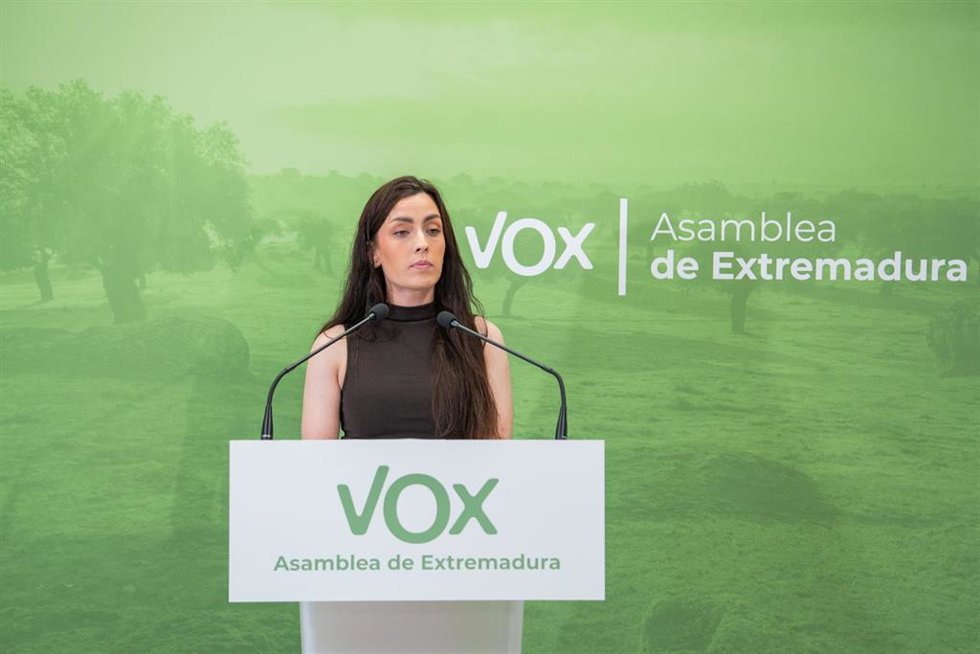 La portavoz del Grupo Parlamentario Vox, Inés Checa, ofrece una rueda de prensa