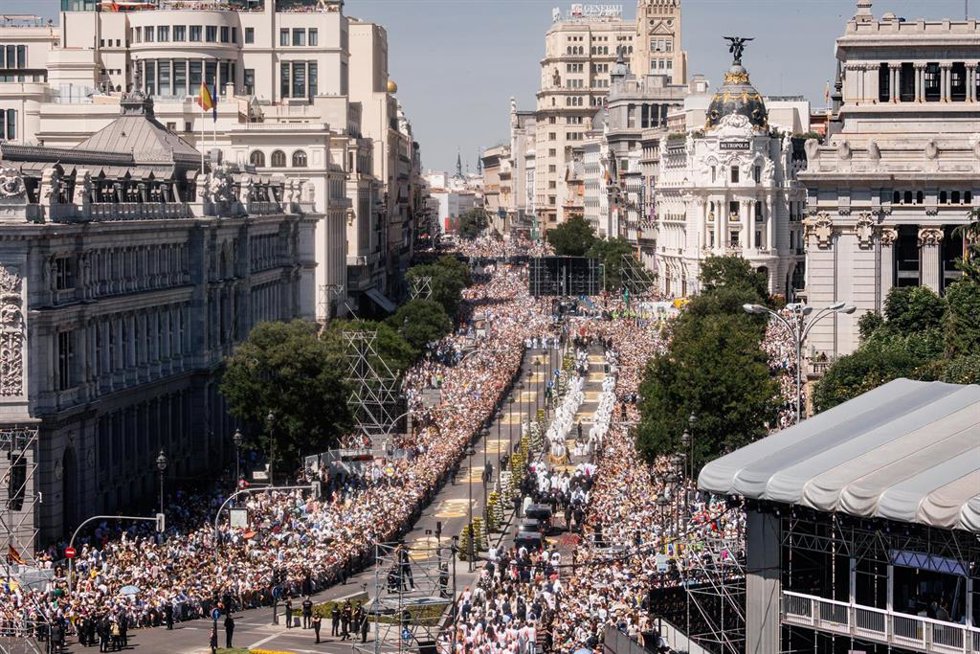 El Papa León XIV preside la procesión de Corpus Christi, en la plaza de Cibeles