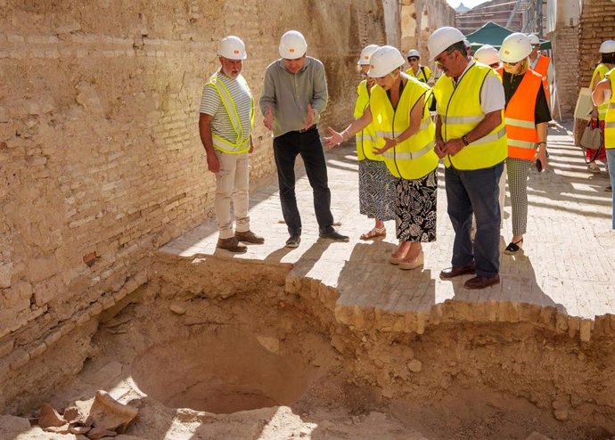 La consejera de Cultura y Deporte en funciones, Patricia del Pozo, durante su visita a las obras de rehabilitación en el monasterio de San Isidoro del Campo.
