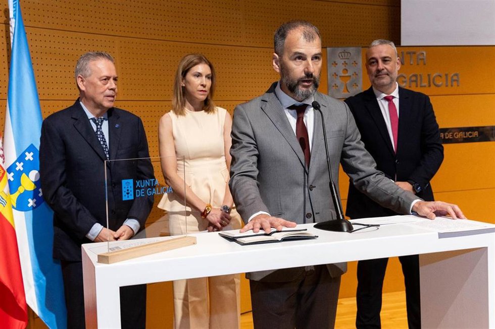 Luis León toma posesión como nuevo gerente del Sergas acompañado por el conselleiro de Sanidade, Antonio Gómez Caamaño, entre otros. Consellería de Sanidade