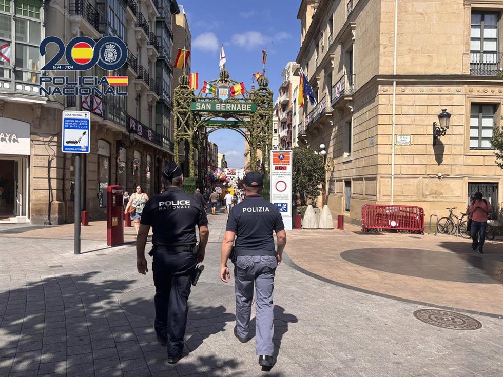 Policías franceses e italianos, junto a Policía Nacional, patrullan las calles de Logroño por las fiestas de San Bernabé