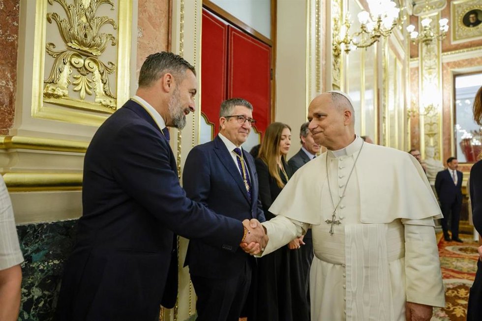 El Papa León XIV saluda al líder de Vox, Santiago Abascal, en el Congreso.