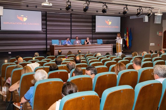 Asistentes a la jornada 'La autonomía local en el marco de un derecho autonómico creciente', organizada por la Diputación de Cáceres y la Fundación Democracia y Gobierno Local.