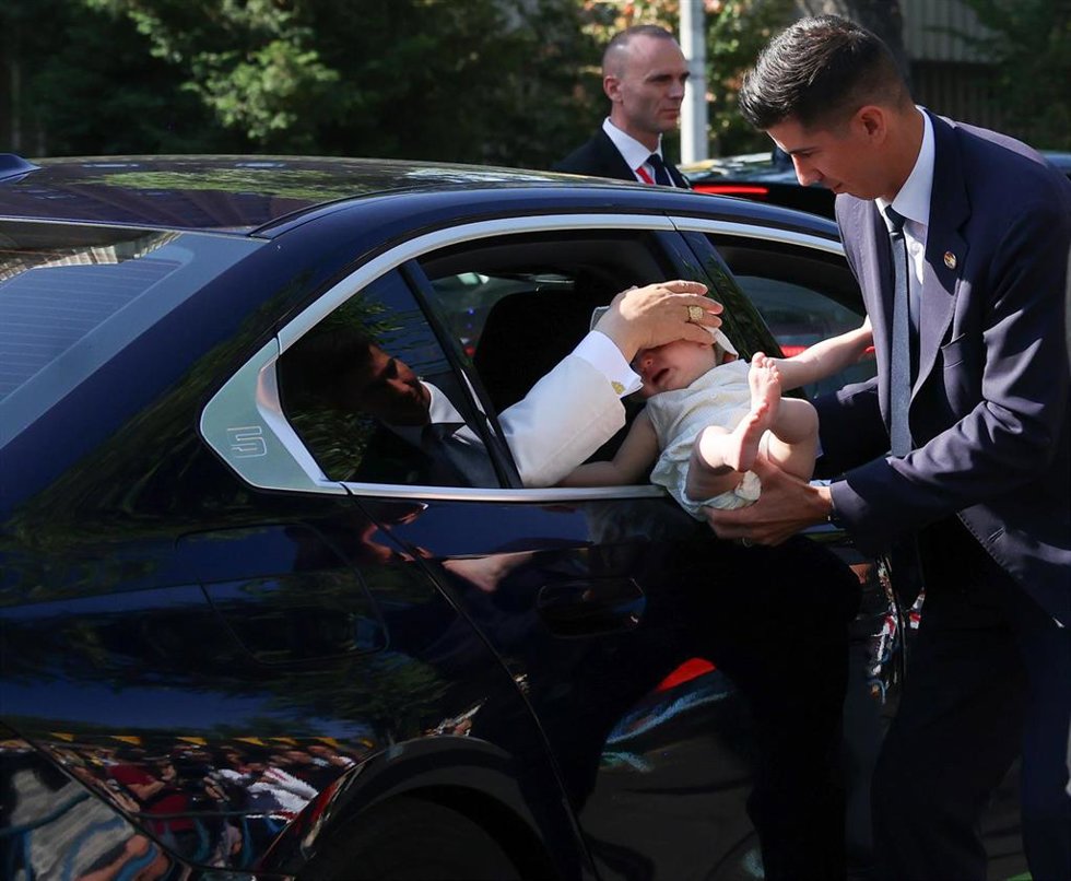 El Papa León XIV bendice a un bebé a su salida de la Nunciatura en su tercer día de visita en Madrid, a 8 de junio de 2026, en Madrid (España).  