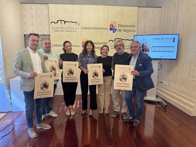 El director Álvaro Mendía (segundo, dcha) con los responsables de Junta, Diputación y ayuntamientos participantes.