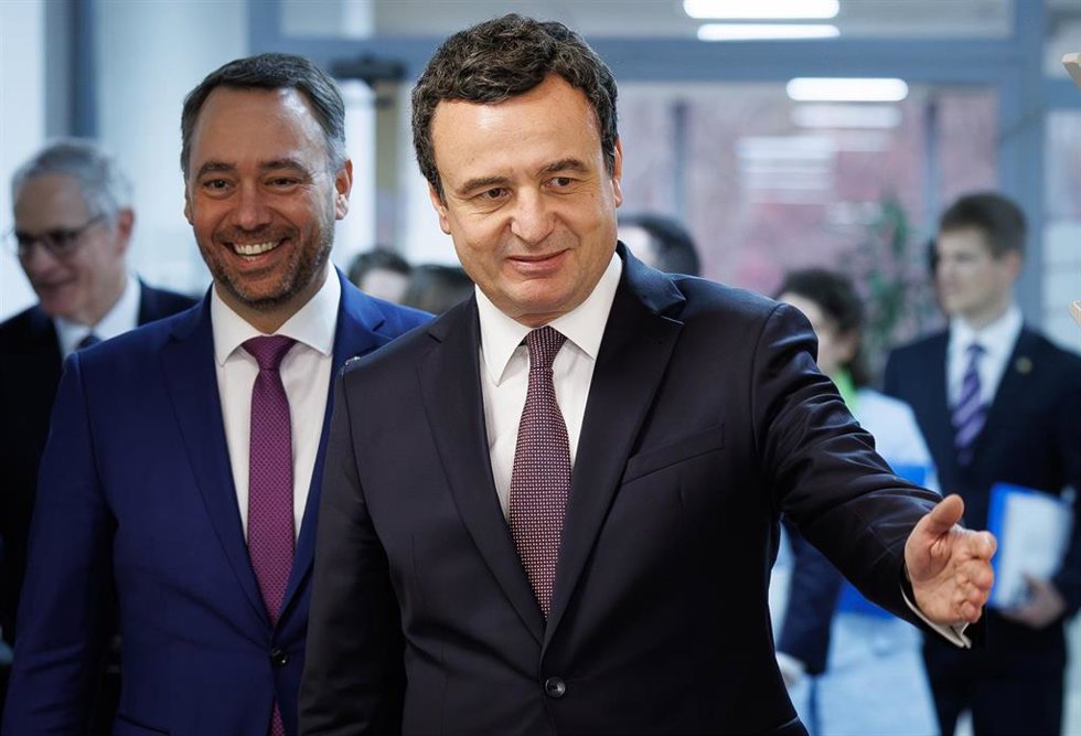 Archivo - El primer ministro de Kosovo, Albin Kurti, durante una reunión en Pristina.