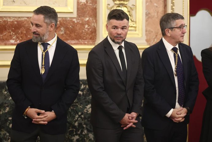 (I-D) El presidente de Vox, Santiago Abascal; el portavoz de ERC en el Congreso, Gabriel Rufián, y el portavoz del PSOE en el Congreso, Patxi López, durante la visita del Papa León XIV al Congreso de los Diputados, a 8 de junio de 2026, en Madrid (España)