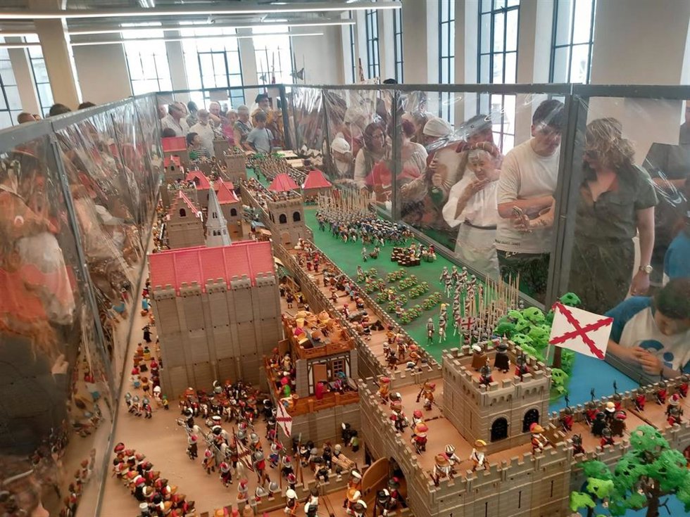Un diorama con casi 4.000 figuras Playmobil y 18 metros cuadrados redescubren el Logroño de 1521 en la plaza de Abastos
