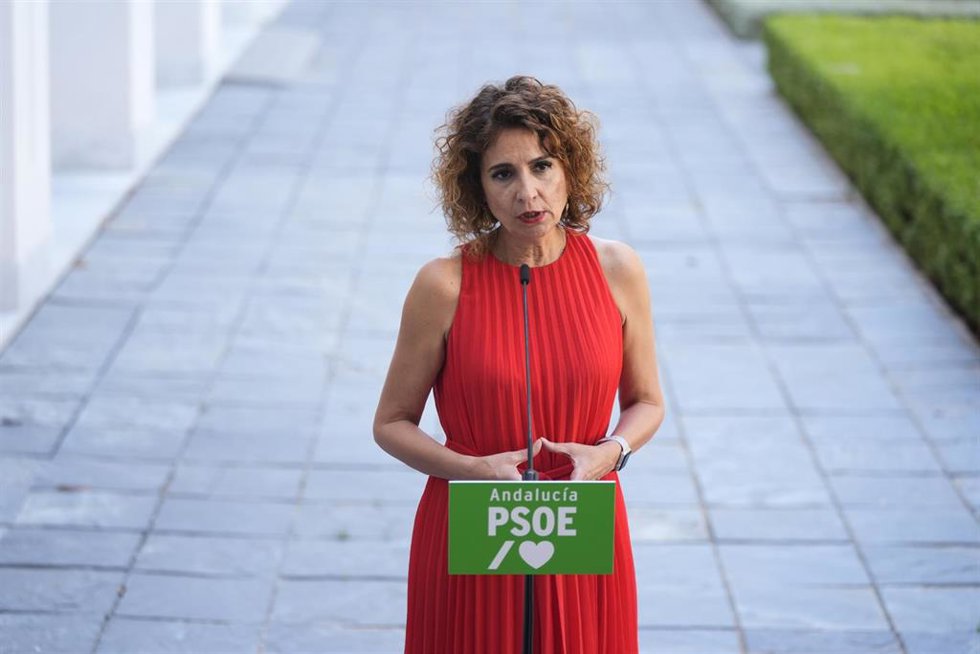 La secretaria general del PSOE de Andalucía, María Jesús Montero, atiende a los medios para analizar asustos de actualidad en el Parlamento andaluz. A 8 de junio de 2026 en Sevilla (Andalucía, España).