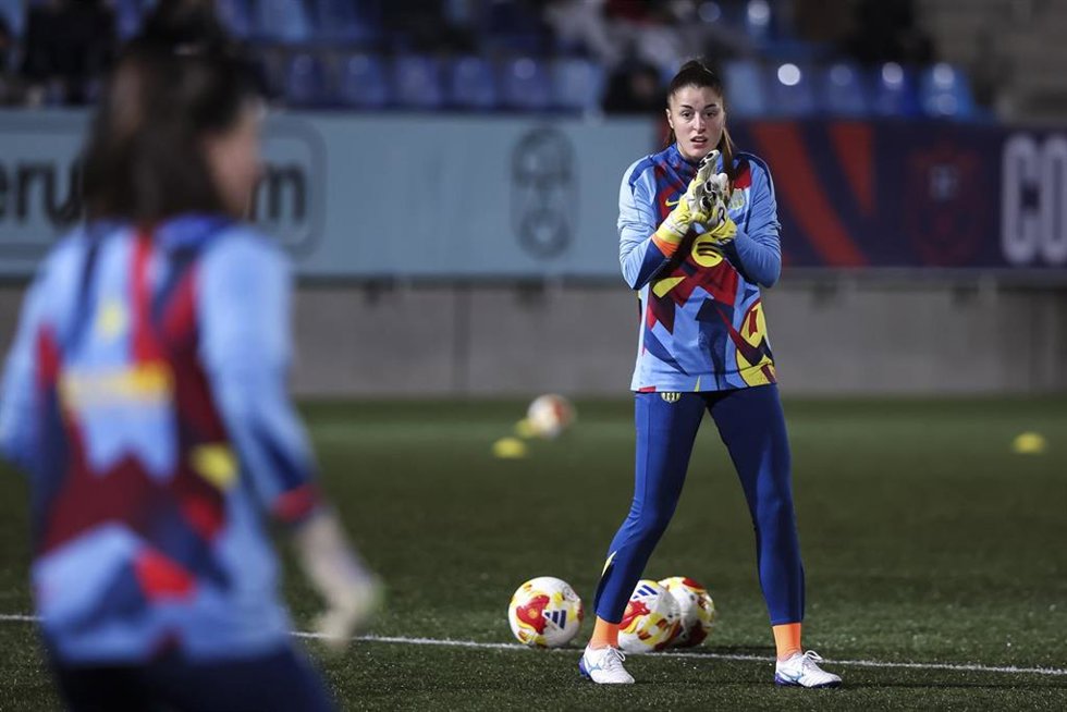 Archivo - La portera española Txell Font antes de un partido con el Barça Femení