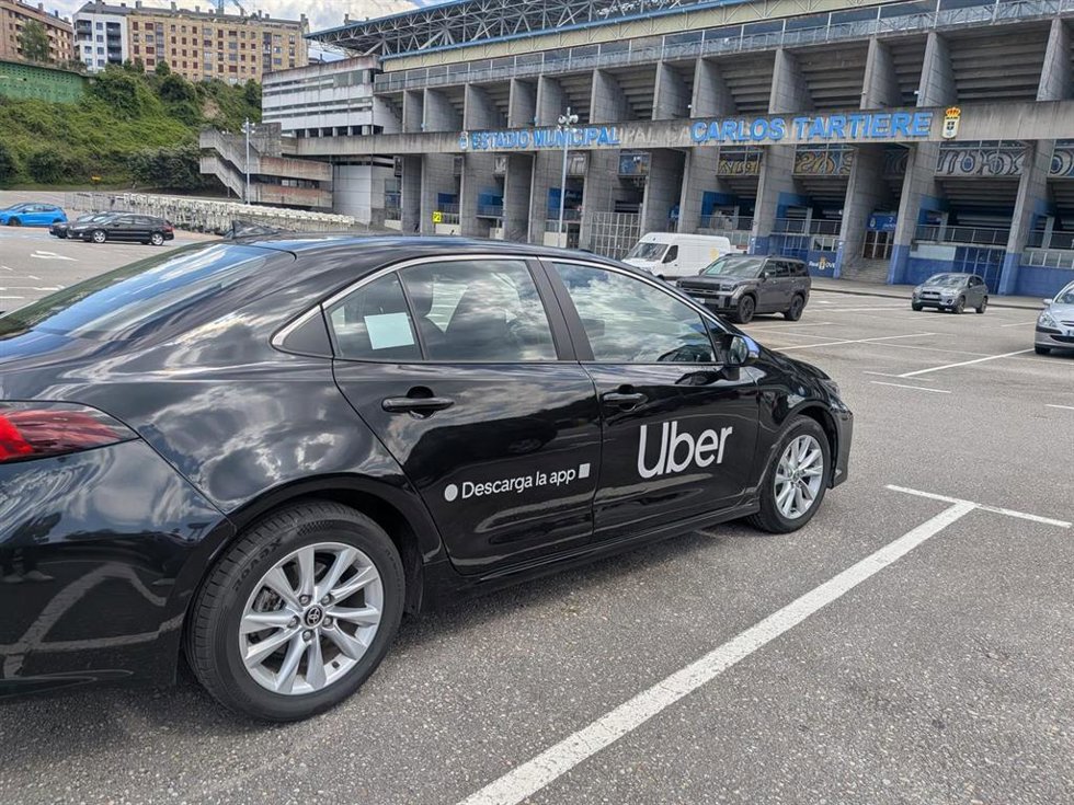 Un coche de Uber en un aparcamiento de Oviedo