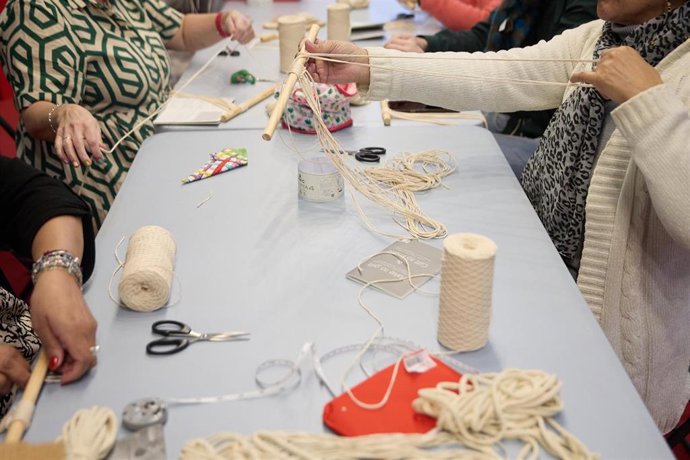Archivo - Varias personas asisten a  un taller de tejer en una feria del ganchillo.