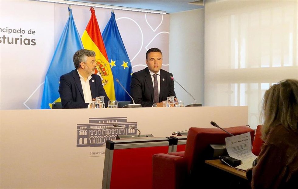 Guillermo Peláez, a la derecha