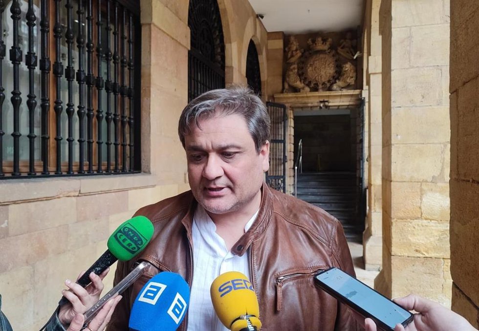 Archivo - El concejal de IU Oviedo Alejandro Suárez, en una imagen de archivo.