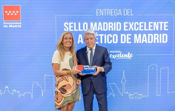 La consejera de Economía, Hacienda y Empleo, Rocío Albert, entrega el reconocimiento Madrid Excelente al presidente de la entidad, Enrique Cerezo.