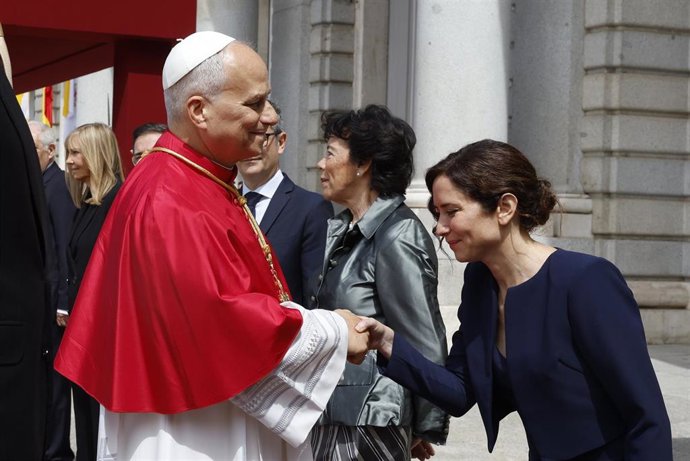 La presidenta de la Comunidad de Madrid, Isabel Díaz Ayuso, asiste a la ceremonia de bienvenida al Papa León XIV en el Palacio Real, a 6 de junio de 2026, en Madrid (España). 