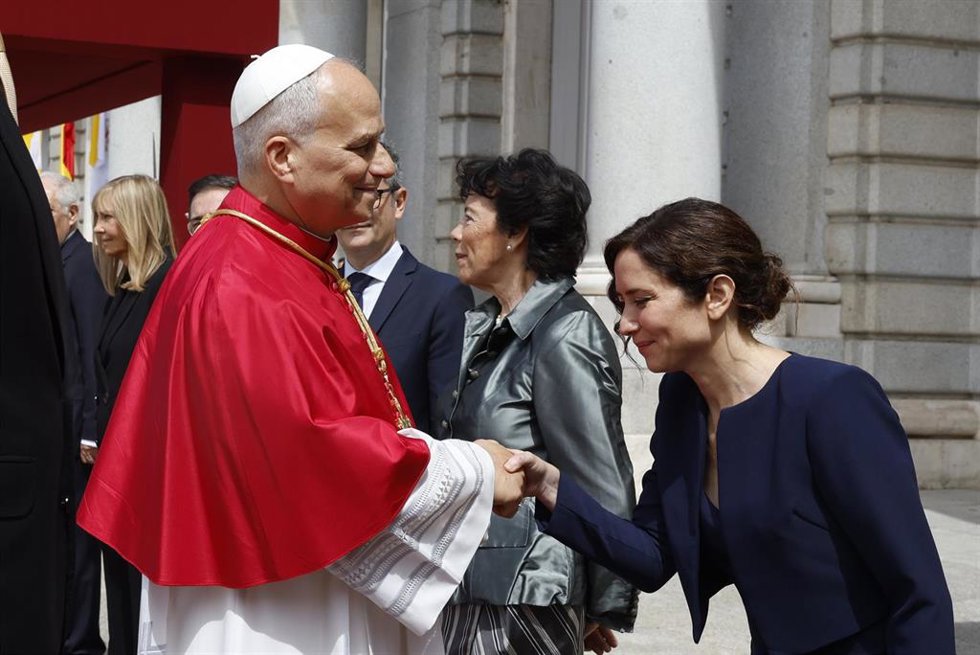 La presidenta de la Comunidad de Madrid, Isabel Díaz Ayuso, asiste a la ceremonia de bienvenida al Papa León XIV en el Palacio Real, a 6 de junio de 2026, en Madrid (España). 