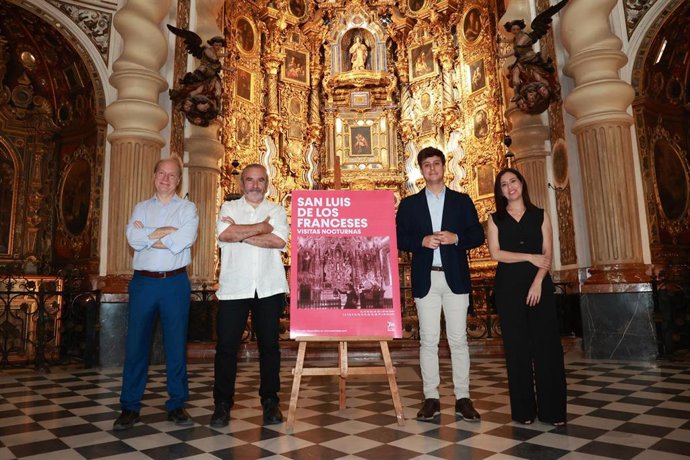 El diputado de Cultura , Casimiro Fernández (2d), el historiador Florencio Quintero (i), el músico  Álvaro Garrido (2i), y la directora de Cultura Carolina Morales, durante la presentación de las visitas teatralizadas de San Luis de los Franceses. 