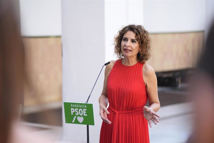 La secretaria general del PSOE de Andalucía, María Jesús Montero, atiende a los medios para analizar asustos de actualidad en el Parlamento andaluz. A 8 de junio de 2026 en Sevilla (Andalucía, España). La secretaria general del PSOE-A, María Jesús Montero