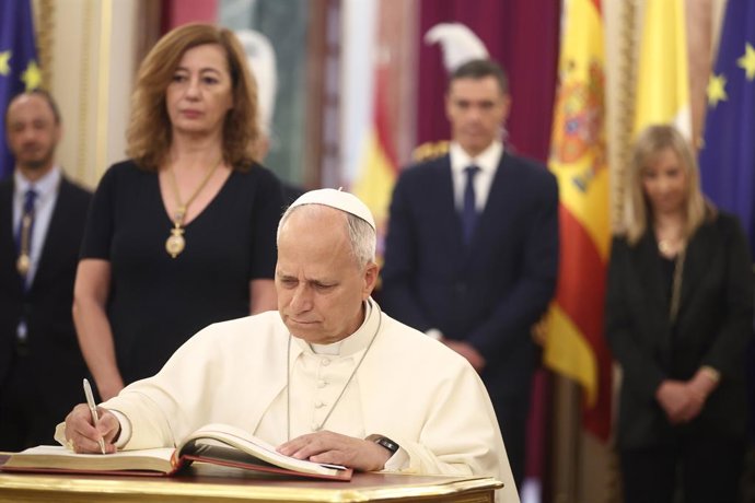 El Papa León XIV firma el libro de honor del Congreso, durante su visita al Congreso de los Diputados, a 8 de junio de 2026, en Madrid (España). León XIV es el primer papa que pronuncia un discurso como jefe del Estado Vaticano ante diputados y senadores,