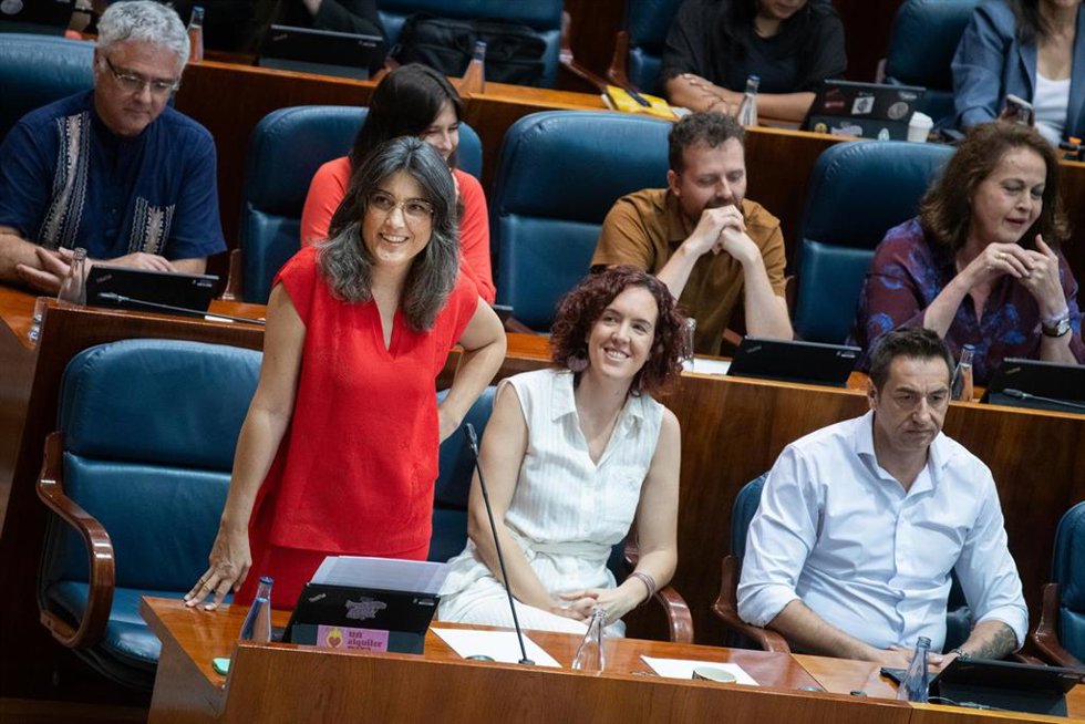 La portavoz de Más Madrid en la Asamblea de Madrid, Manuela Bergerot (i), interviene durante un pleno, en la Asamblea de Madrid.