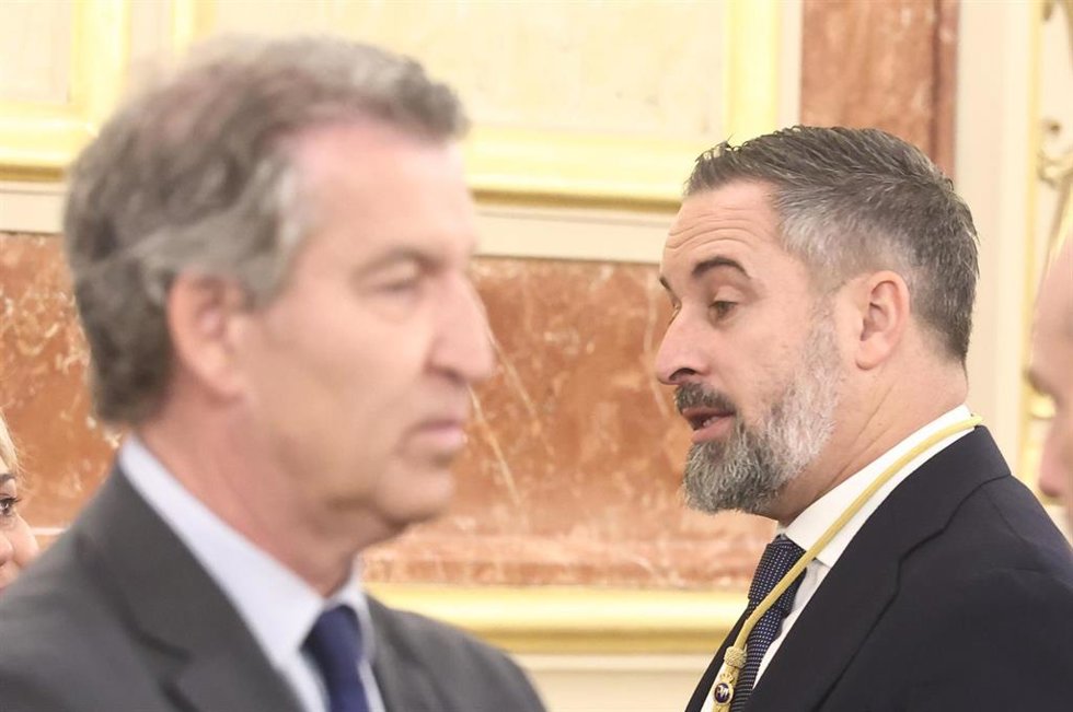 El presidente de Vox, Santiago Abascal (d), y el presidente del PP, Alberto Núñez Feijóo (i), durante la visita del Papa León XIV al Congreso de los Diputados, a 8 de junio de 2026, en Madrid (España).