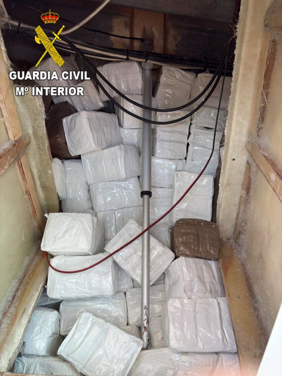 Droga intetvenida en una embarcaciónn cuando era remolcada por carretera a la altura de Trebujena.