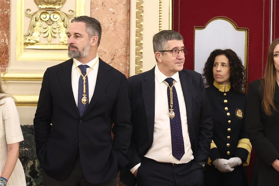 (I-D) El presidente de Vox, Santiago Abascal, y el portavoz del PSOE en el Congreso, Patxi López, durante la visita del Papa León XIV al Congreso de los Diputados, a 8 de junio de 2026, en Madrid (España).