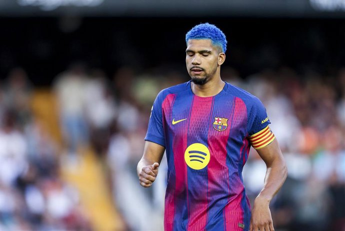 Ronald Araujo durante un partido con el FC Barcelona