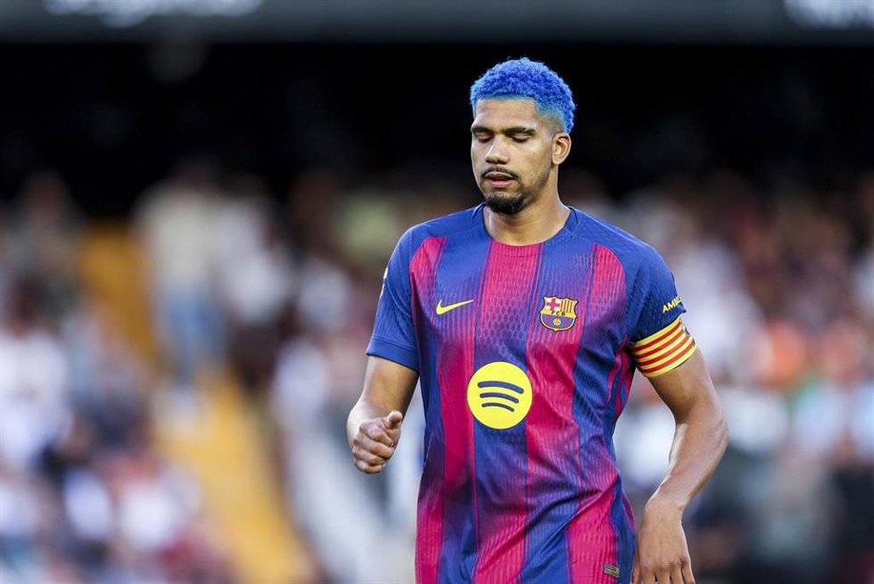 Ronald Araujo durante un partido con el FC Barcelona