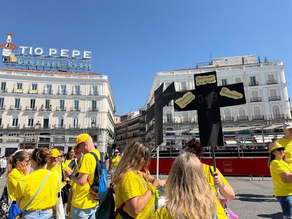 Escuelas infantiles escenifican un viacrucis en Sol para mostrar su "carga diaria" tras cumplir dos meses de huelga indefinida en la Comunidad de Madrid.