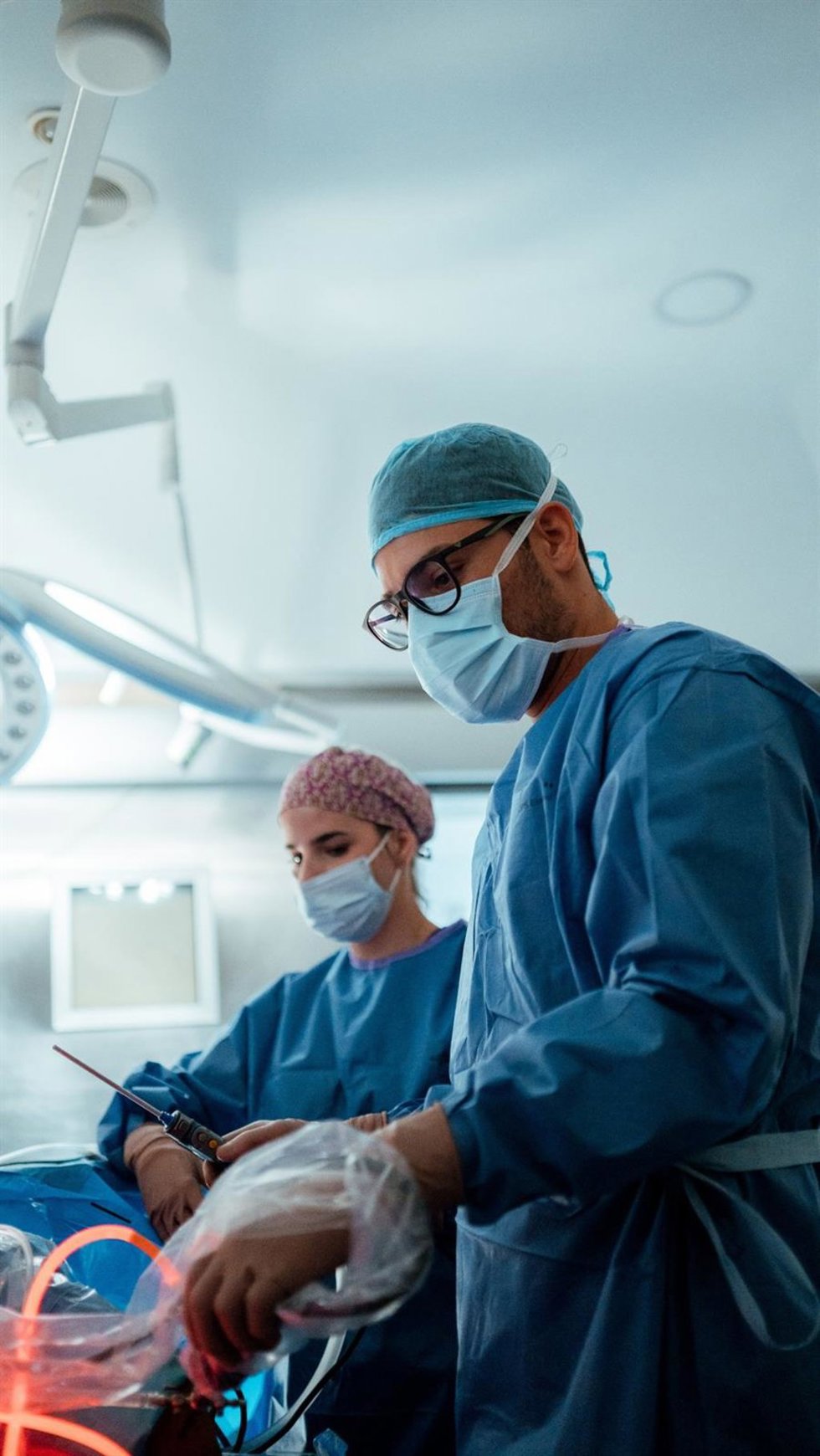El doctor Félix Martínez, especialista en Cirugía Ortopédica y Traumatología del Hospital Vithas Xanit Estepona