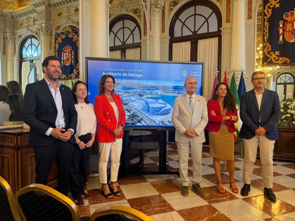El alcalde de Málaga, Francisco de la Torre, junto a las concejalas Carmen Casero, Mariana Pineda y Alicia Izquierdo y los delegados territoriales Antonio García y Carlos García, informa de la tramitación del proyecto del Auditorio de Málaga.