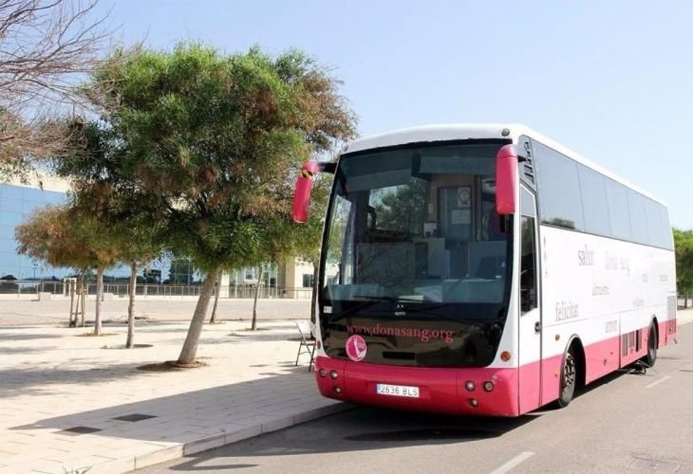 Archivo - Autobús para donar sangre en Baleares.