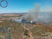Desplegados 15 medios aéreos y 110 efectivos en tierra por el incendio en Villanueva de los Castillejos (Huelva)