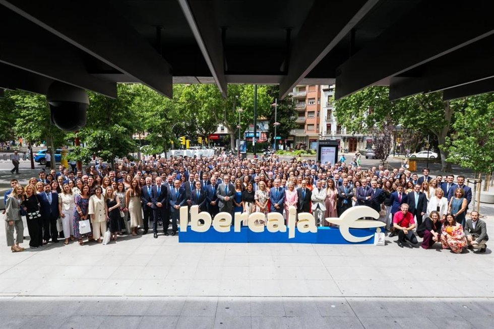 Empleados de Ibercaja que han participado en la ceremonia de entrega de los premios 'Somos Excelentes' de la entidad que, en el marco de su 150 aniversario, ha otorgado 150 reconocimientos a 388 personas distinguidas.