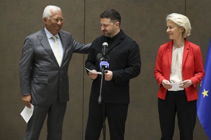 Archivo - Arquivo - O presidente da Ucrânia, Volodimir Zelenski, ao lado do presidente do Conselho Europeu, António Costa, e da presidente da Comissão Europeia, Ursula von der Leyen.