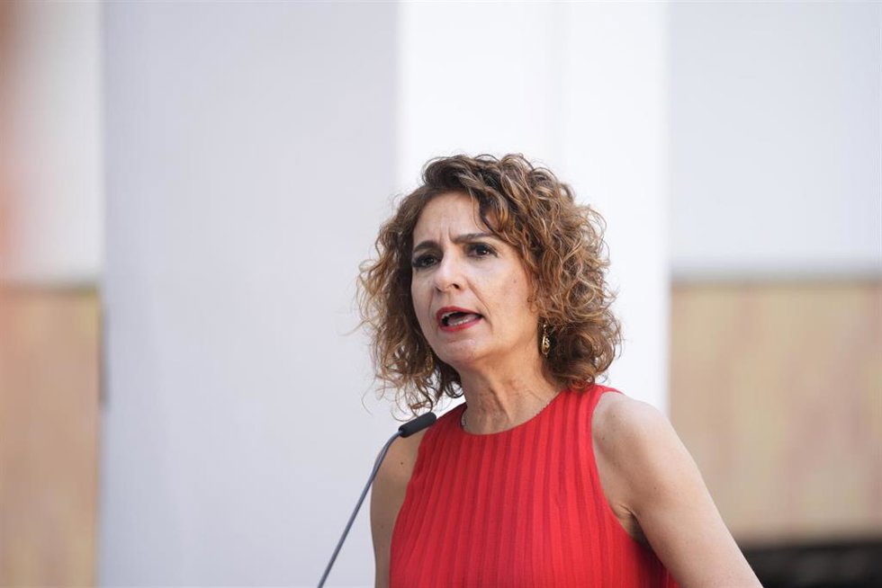 La secretaria general del PSOE de Andalucía, María Jesús Montero, atiende a los medios para analizar asustos de actualidad en el Parlamento andaluz. A 8 de junio de 2026 en Sevilla (Andalucía, España). La secretaria general del PSOE-A, María Jesús Montero
