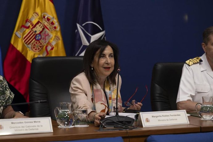 La ministra de Defensa, Margarita Robles, mantiene una reunión por videoconferencia con el mando del contingente español en Letonia.
