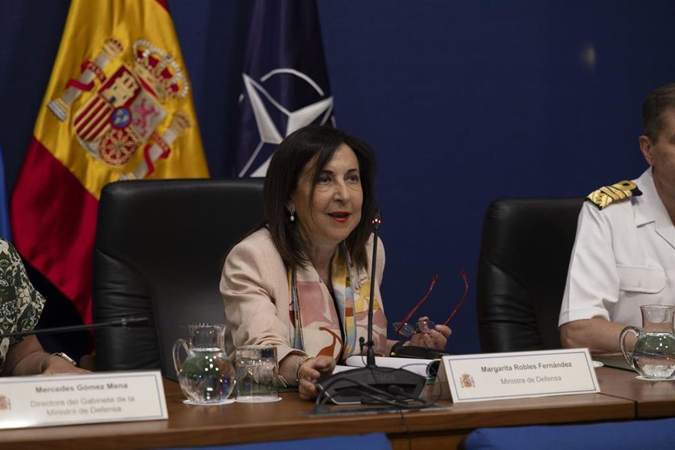 La ministra de Defensa, Margarita Robles, mantiene una reunión por videoconferencia con el mando del contingente español en Letonia.