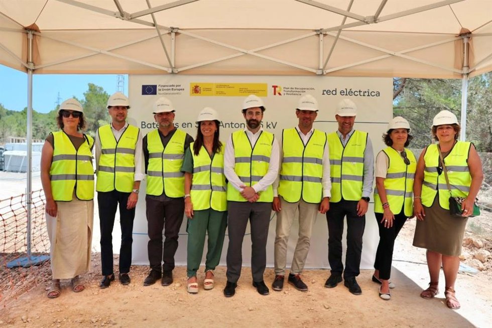 El secretario de Estado de Energía, Joan Groizard, y la presidenta de Redeia, Beatriz Corredor, visitan las obras del sistema de baterías