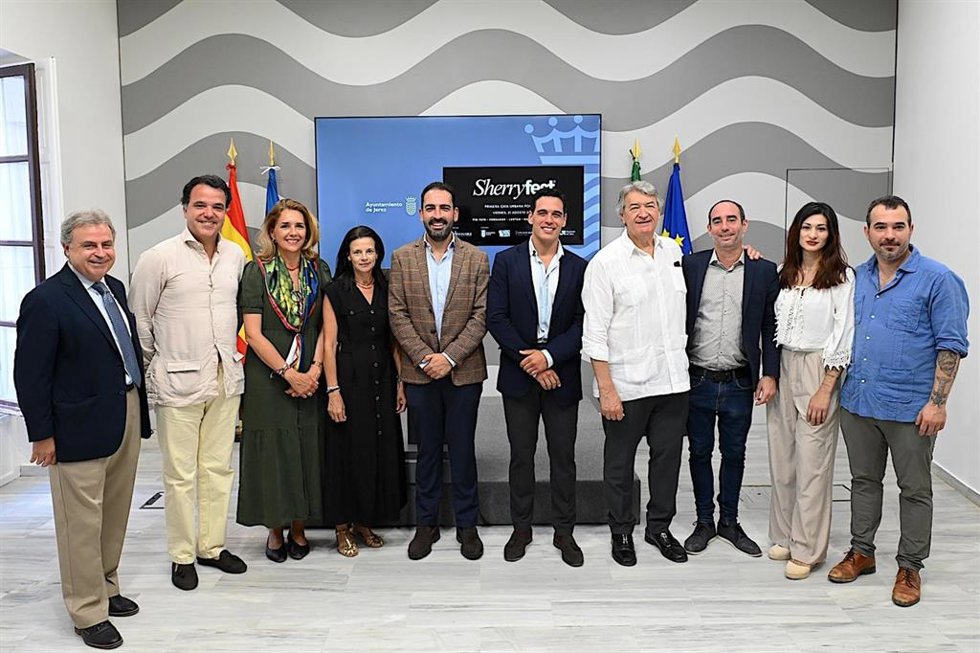 El teniente de alcaldesa y delegado de Turismo en el Ayuntamiento de Jerez, Antonio Real, junto a José Luis Baños y Arturo Hidalgo, de Winable, y César Saldaña, presidente del Consejo Regulador del Marco de Jerez, presentando SherryFest