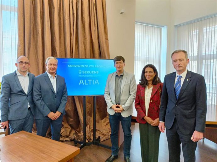 El consejero de Ciencia, Industria y Empleo de Asturias, Borja Sánchez, y el presidente de Sekuens, David González, el CEO de Altia, Constantino Fernández, el director de la oficina en Gijón, Juan José Parada, y la vicepresidenta, Adela Pérez.