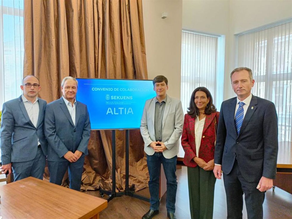 El consejero de Ciencia, Industria y Empleo de Asturias, Borja Sánchez, y el presidente de Sekuens, David González, el CEO de Altia, Constantino Fernández, el director de la oficina en Gijón, Juan José Parada, y la vicepresidenta, Adela Pérez.