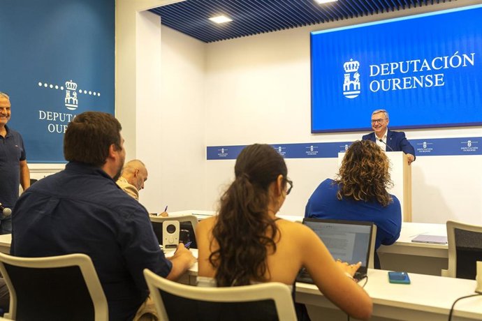 Archivo - El presidente de la Diputación de Ourense, Luis Menor, ofrece una rueda de prensa para dar cuenta de los asuntos adoptados en junta de gobierno