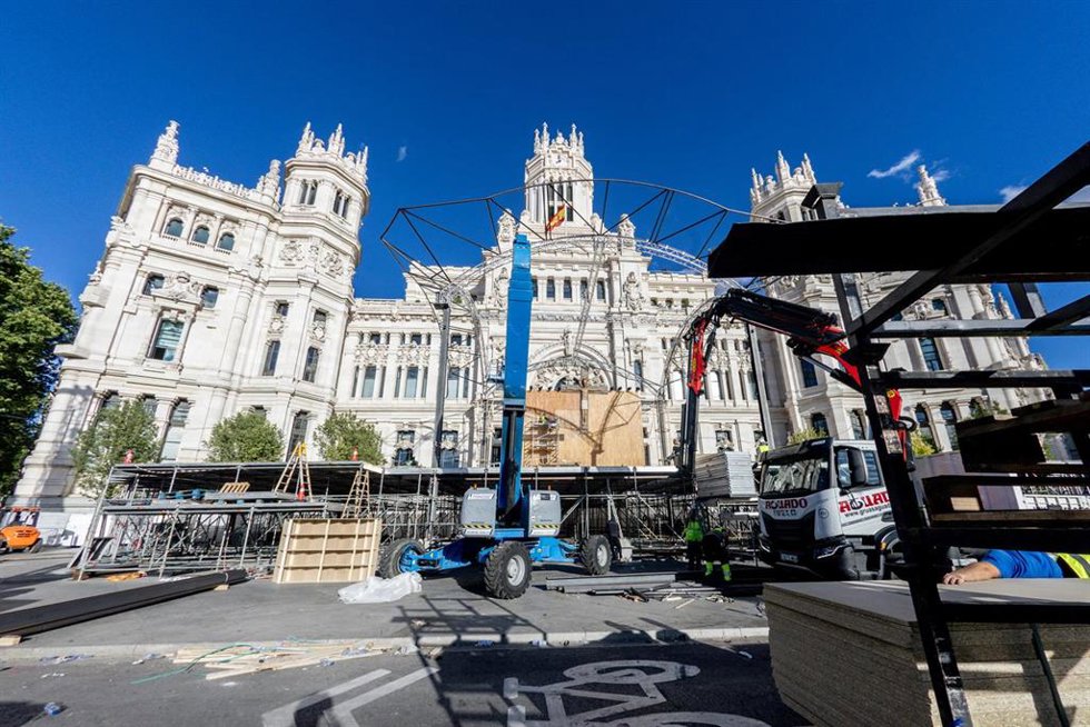 Varias personas trabajan en el montaje de escenarios para la Santa Misa del Papa León XIV en Cibeles
